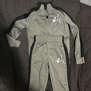 Boys 4T Jordan jogger set